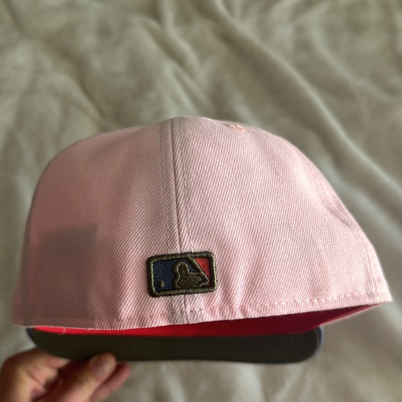 Cincinnati Reds pink and gray fitted hat size 7 - Picture 5 of 5